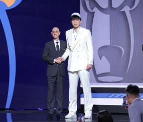 随从翻译：开拓者后续会为杨瀚森找个英语老师，到会议室定期上课