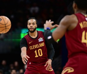 篮球直播-顶不了一点！加兰突破轻松左手上空篮反超比分 骑士最多落后17分